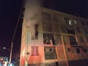 Οι πυροσβέστες απεγκλώβισαν νεαρή γυναίκα από φωτιά σε διαμέρισμα στις Εργατικές της Νέας Ιωνίας