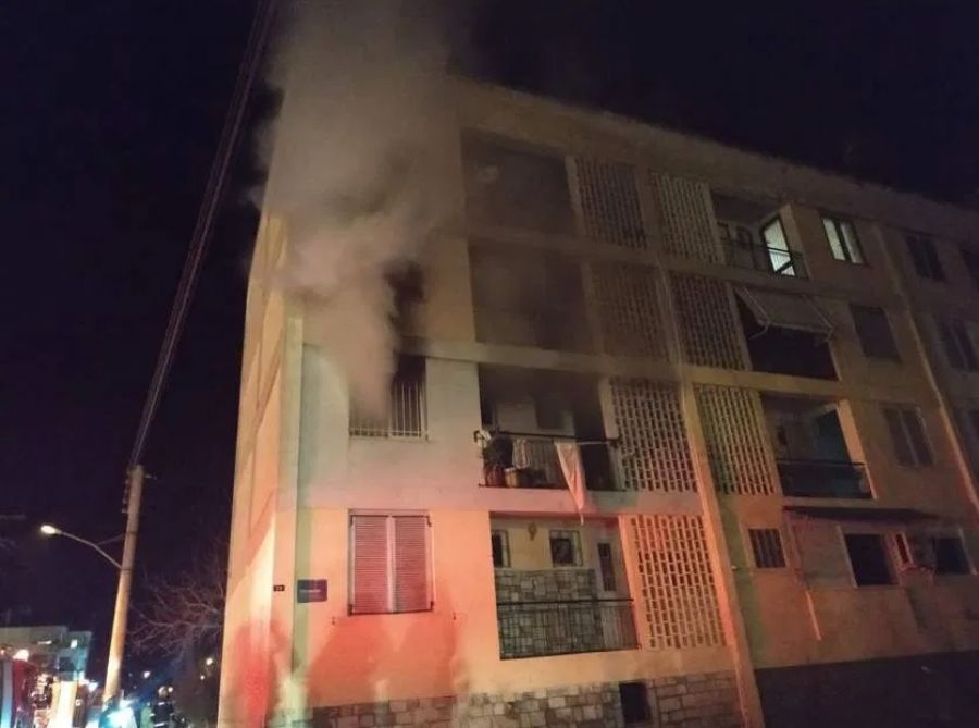 Οι πυροσβέστες απεγκλώβισαν νεαρή γυναίκα από φωτιά σε διαμέρισμα στις Εργατικές της Νέας Ιωνίας