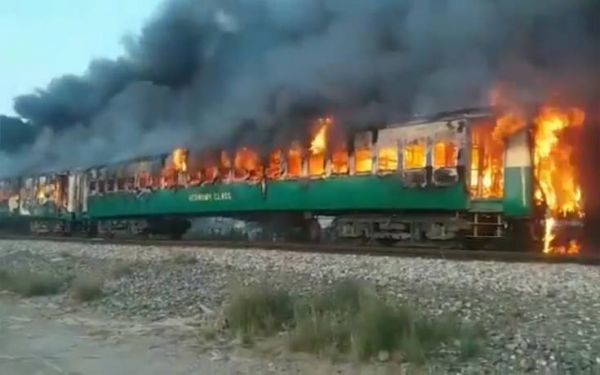 Τουλάχιστον 65 νεκροί σε τρένο που παραδόθηκε στις φλόγες στο Πακιστάν (+Βίντεο)
