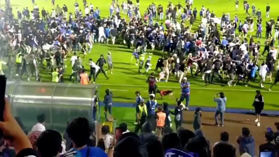 Ινδονησία: Τουλάχιστον 129 νεκροί και 180 τραυματίες σε επεισοδιακό ποδοσφαιρικό αγώνα (+Βίντεο)