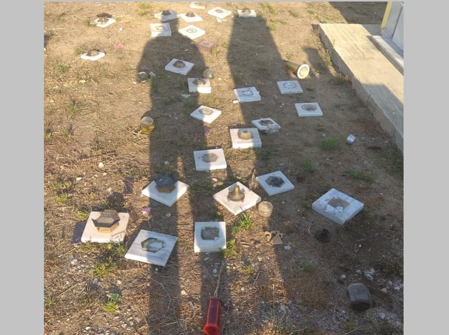 Επιτήδειοι έκλεψαν καντήλια και προξένησαν ζημιές σε τάφους στο Κοιμητήριο του Ριζοβουνίου (+Φώτο)