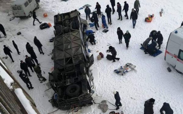 Ρωσία: 19 νεκροί και 21 τραυματίες μετά από πτώση λεωφορείου σε παγωμένο ποτάμι