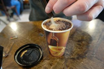 Ο ανταγωνισμός θα «κρίνει» ποιος θα πληρώσει το 10λεπτο στον take away καφέ στην Καρδίτσα