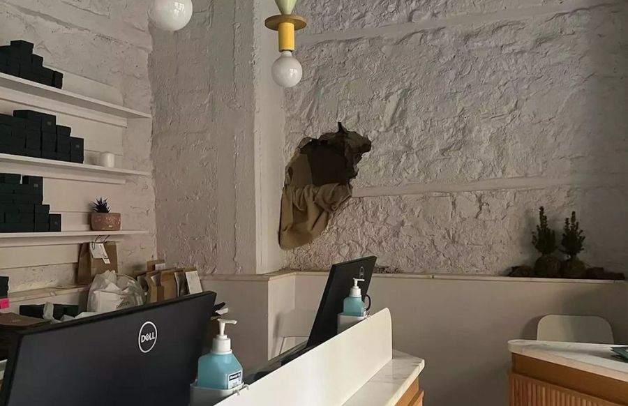 Αθήνα: Πάνω από 200.000 ευρώ η λεία από ριφιφί σε κοσμηματοπωλείο