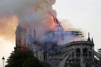 Σοκ στο Παρίσι: Παραδόθηκε στις φλόγες η στέγη από την "Παναγία των Παρισίων"