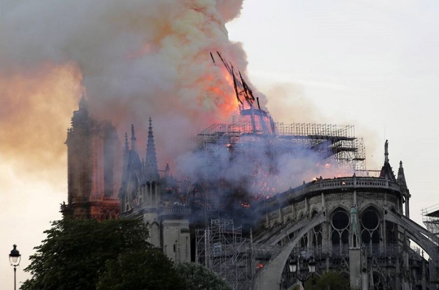 Σοκ στο Παρίσι: Παραδόθηκε στις φλόγες η στέγη από την &quot;Παναγία των Παρισίων&quot;