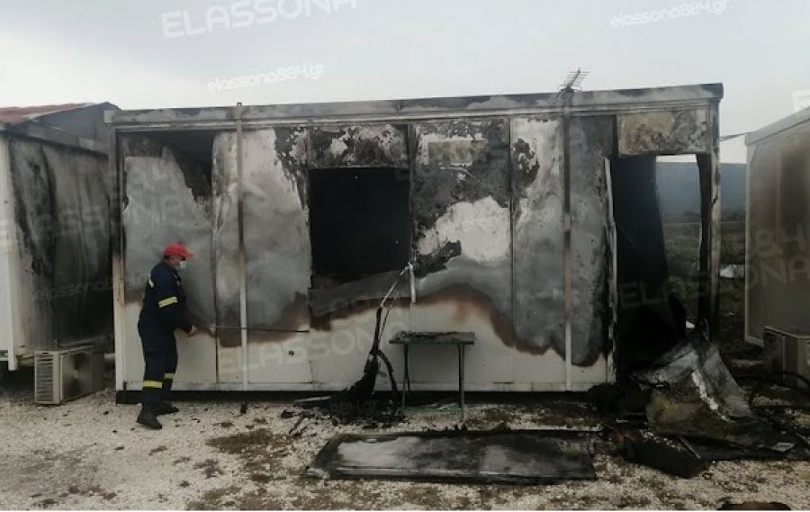 Φωτιά στον οικισμό σεισμοπλήκτων στο Μεσοχώρι Ελασσόνας