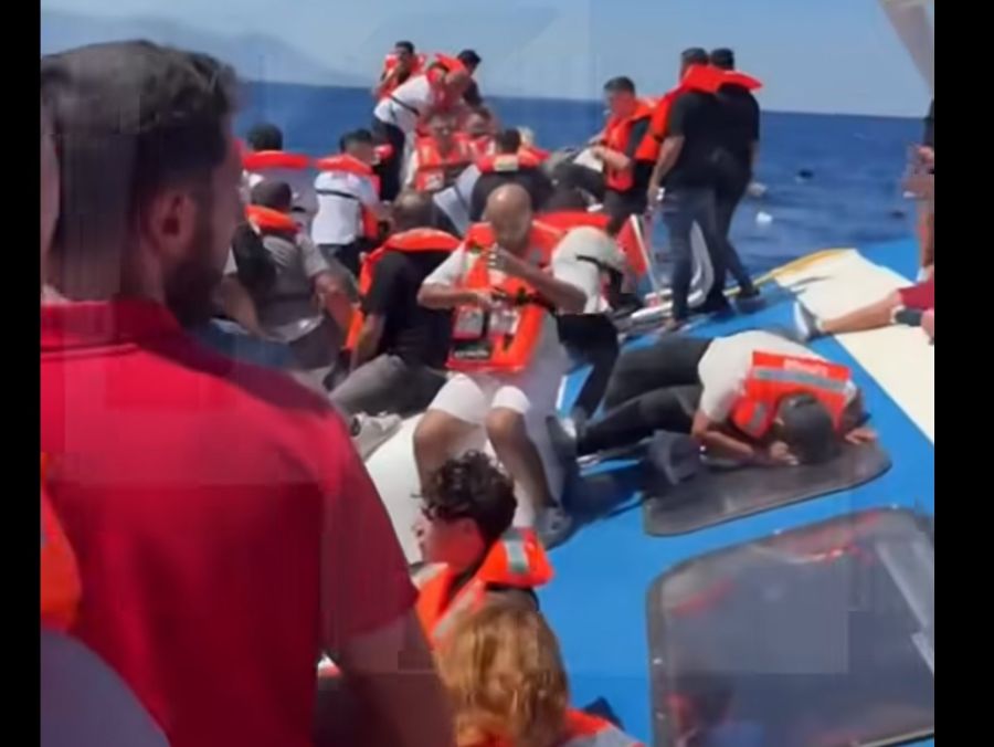 Ανατροπή πλοίου με περίπου 270 επιβαίνοντες βόρεια της Κύπρου - Τουλάχιστον 6 νεκροί