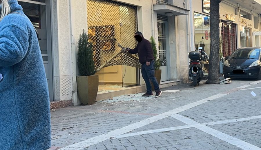 Κινηματογραφική διάρρηξη κεντρικού κοσμηματοπωλείου στη Λάρισα τα ξημερώματα της Τετάρτης (18/2)