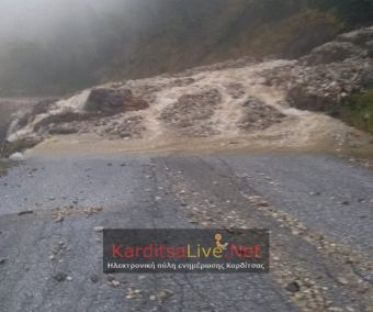 Μηχάνημα έσπευσε για τον απεγκλωβισμό 7 ατόμων στον οδικό άξονα της ανατ. Αργιθέας (+Φώτο + Βίντεο)