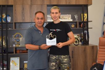 Τον «χρυσό» αθλητή του Kick boxing Αλκιβιάδη – Ορφέα Παπανικολάου συνεχάρη ο Δήμαρχος Καρδίτσας Β. Τσιάκος