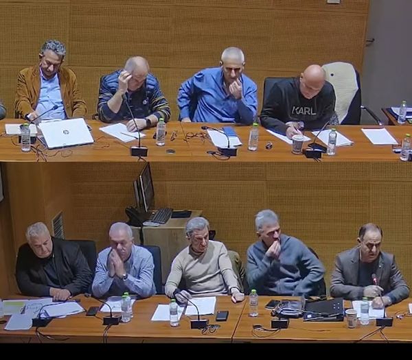 «Ναυμαχία» κολυμβητικών Συλλόγων στο Δημοτικό Συμβούλιο για το πρόγραμμα χρήσης του κολυμβητηρίου