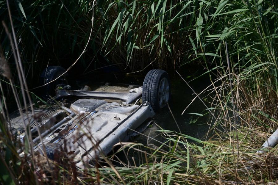 Λάρισα: Άνδρας βρέθηκε νεκρός μέσα σε αυτοκίνητο πεσμένο σε αρδευτικό κανάλι (+Φωτο)