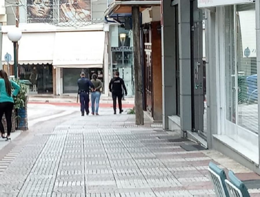 Αγρίνιο: Άνδρας μαχαίρωσε δύο γυναίκες στο κέντρο της πόλης - Μία εξ αυτών ανήλικη