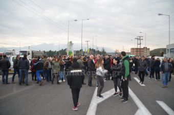 Φθιώτιδα: Έκλεισαν την Εθνική Οδό για 2 ώρες - Διαμαρτύρονται για τη δημιουργία δομής μεταναστών (+Φώτο)