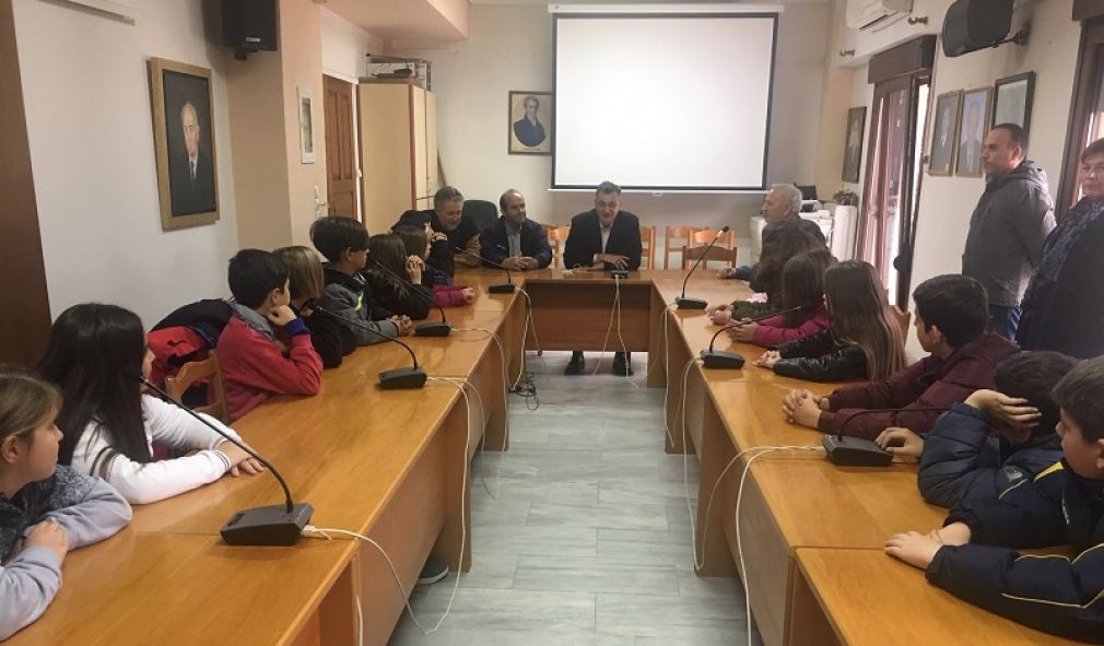 Επίσκεψη στο Δημαρχείο Μουζακίου από τους μαθητές του 6ου Δημοτικού Καρδίτσας
