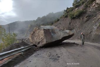 Τεράστιος βράχος αποκολλήθηκε και έπεσε σε δρόμο του Δήμου Αγράφων... ευτυχώς χωρίς να κινδυνέψει κάποιος οδηγός!