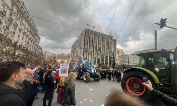 Στο Σύνταγμα με τρακτέρ έφθασαν οι αγρότες (+Φωτο)