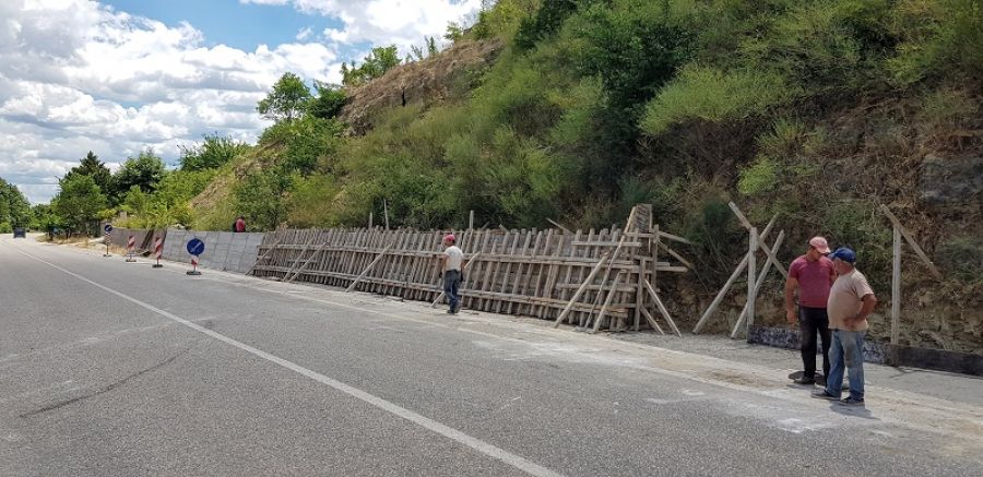 Σε εξέλιξη εργασίες κατασκευής τοιχίου αντιστήριξης στην Επ. Ο. Καρδίτσας - Μουζακίου