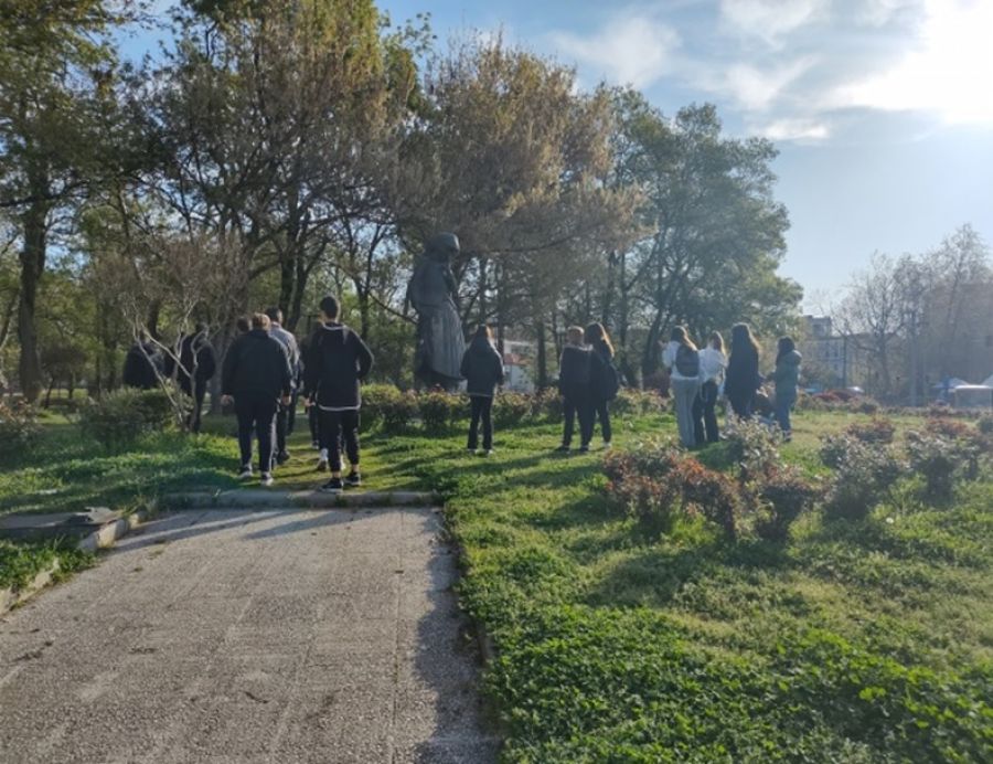 Γυμνάσιο Ματαράγκας: Ξενάγηση στα Υπαίθρια γλυπτά της Καρδίτσας για τους μαθητές του Γυμνασίου Ματαράγκας