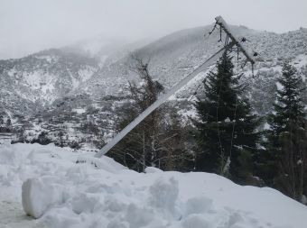 Το «βαρύ» χιόνι «γκρέμισε» το ηλεκτρικό δίκτυο στα ορεινά - Χωρίς ρεύμα παραμένουν αρκετές Τ.Κ. του ν. Καρδίτσας (+Φώτο)