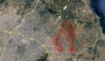 Ολονύχτια μάχη των πυροσβεστών στην Πεντέλη - Αλλεπάλληλα μηνύματα από το 112 για εκκενώσεις περιοχών