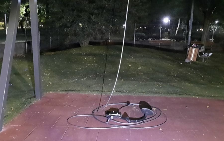 Άγνωστοι βανδάλισαν το "zip line" της παιδικής χαράς στο Παυσίλυπο (+Φωτο)