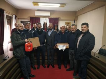 Παραδόθηκαν από το Δήμο Μουζακίου έξι απινιδωτές στις ομάδες ποδοσφαίρου του Δήμου