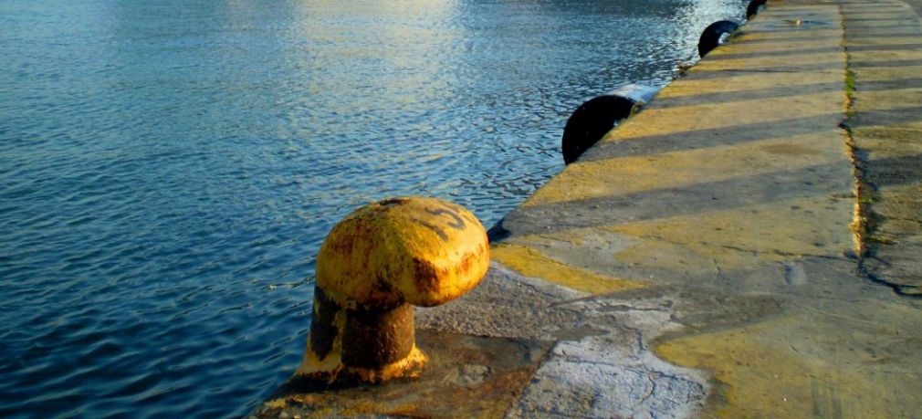 Πτώση οχήματος στο λιμάνι του Πειραιά - Aνδρας ανασύρθηκε νεκρός