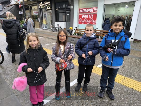 Χριστουγεννιάτικα Κάλαντα: Χαρούμενες παιδικές φωνές και μελωδίες «γέμισαν» οι δρόμοι της Καρδίτσας