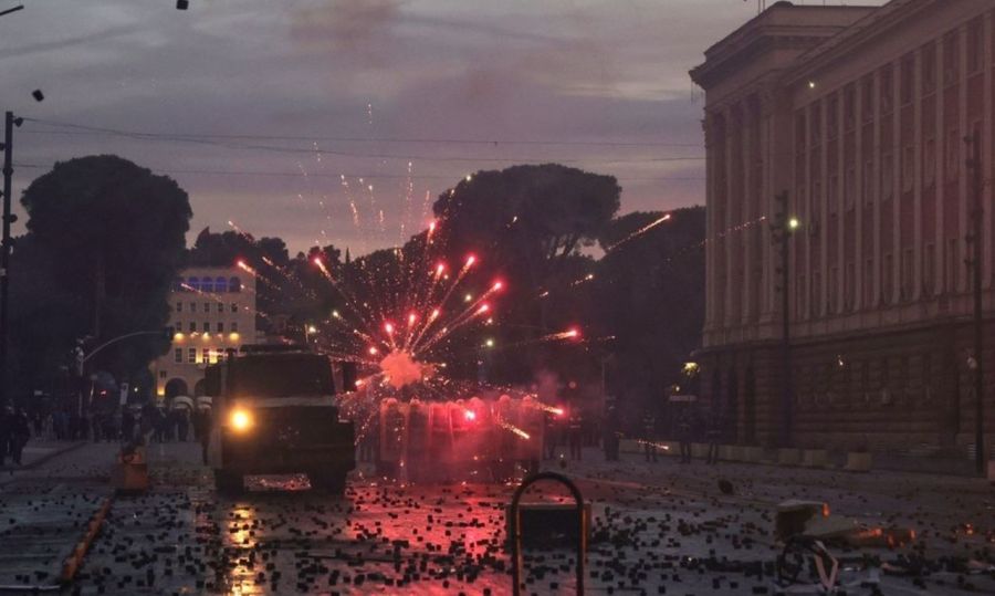 Αλβανία: Συνεχίζονται για πέμπτη ημέρα τα επεισόδια στα Τίρανα – 167 συλλήψεις