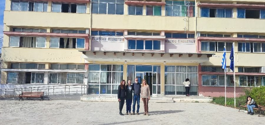 Παράδοση φορητών υπολογιστών στους πλημμυροπαθείς μαθητές του Γυμνασίου και του Λυκείου Προαστίου