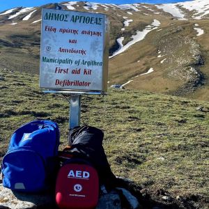 Ο Δήμος Αργιθέας τοποθέτησε απινιδωτές για τους περιπατητές στις κορυφές των Αγράφων