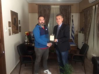 Τιμητική πλακέτα στον δήμαρχο Μουζακίου για την στήριξη του στην ομάδα μπάσκετ του Γ.Σ. Γόμφων