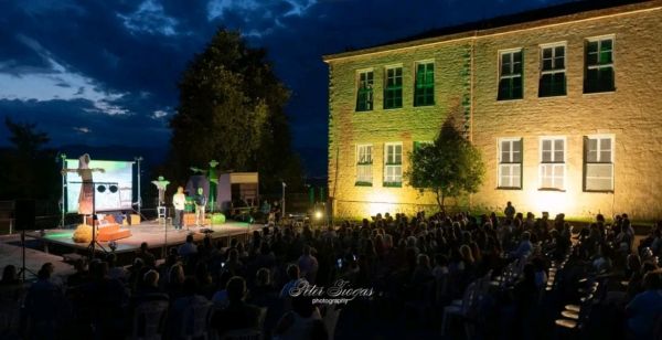 AMKE ITAMOS MOUZAKI: Με επιτυχία παρουσιάστηκε η θεατρική παράσταση «Μια Φιγούρα Σιωπηλή……» στο Φανάρι την Κυριακή (24/8)