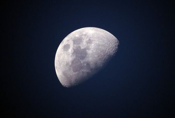 NASA: Ανιχνεύτηκε νερό στη Σελήνη