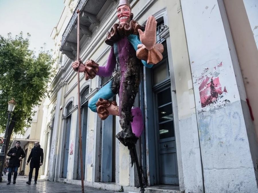 Πάτρα: Συνελήφθη ιερέας για εμπρησμούς σε καρναβαλικούς μπάστακες