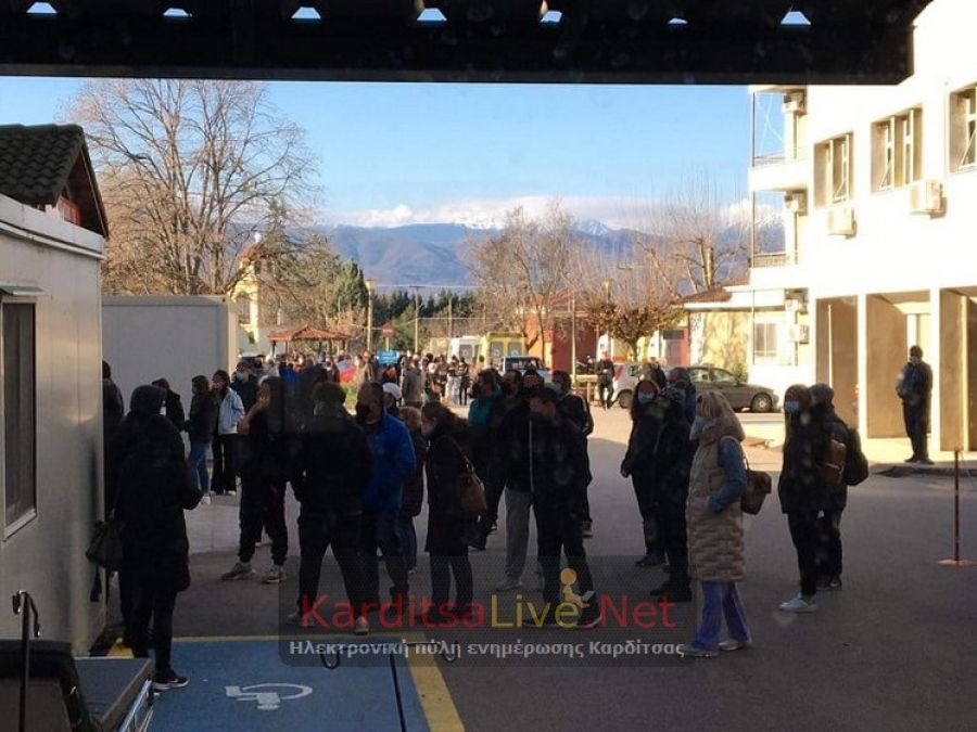 Καρδίτσα: Παραμονή Πρωτοχρονιάς σε ουρές για PCR και rapid