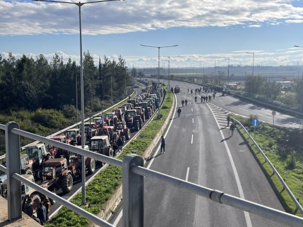 Κλιμακώνουν τις κινητοποιήσεις τους οι αγρότες του μπλόκου της Νίκαιας