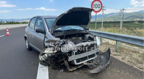 Αυτοκίνητο με προορισμό την Καρδίτσα χτύπησε με σφοδρότητα στις προστατευτικές μπάρες στον Ε65 (+Φωτο)