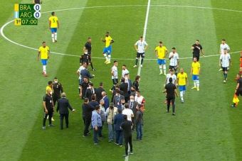 Βραζιλία - Αργεντινή: Έφοδος της αστυνομίας στο γήπεδο για να συλλάβει 4 Αργεντινούς ποδοσφαιριστές! (+Βίντεο)
