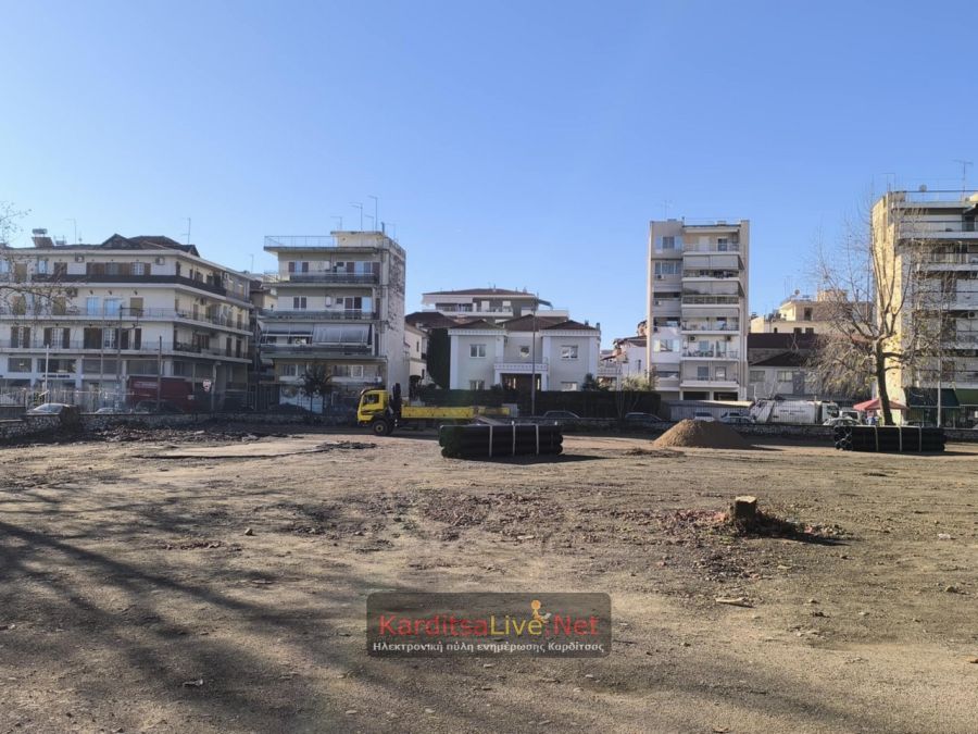 Ξεκίνησαν εκ νέου οι εργασίες για την ανάπλαση του αύλειου χώρου στο Δημαρχείο Καρδίτσας (+Φωτο)