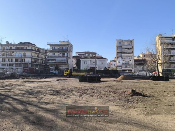 Ξεκίνησαν εκ νέου οι εργασίες για την ανάπλαση του αύλειου χώρου στο Δημαρχείο Καρδίτσας (+Φωτο)