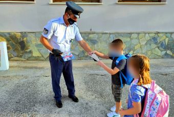 Θεσσαλία: Ενημερωτικά φυλλάδια κυκλοφοριακής αγωγής διανεμήθηκαν από αστυνομικούς σε γονείς και μαθητές
