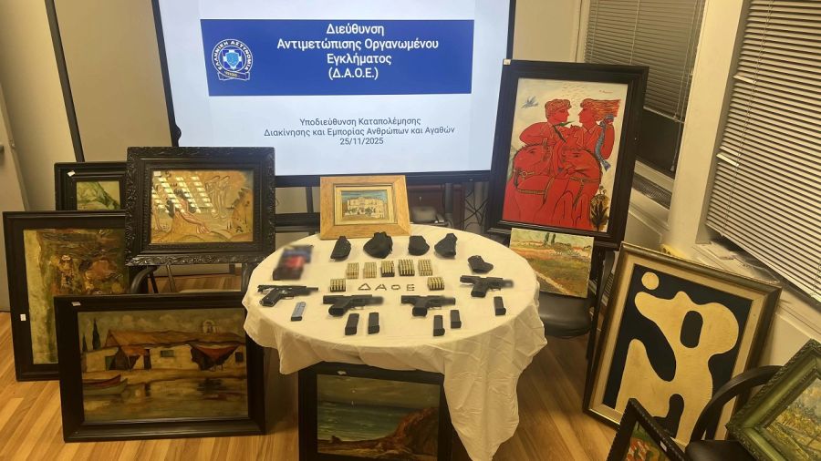 Αττική: Κατασχέθηκαν 481 πίνακες ζωγραφικής, όπλα και σφαίρες - Δύο συλλήψεις (+Βίντεο)
