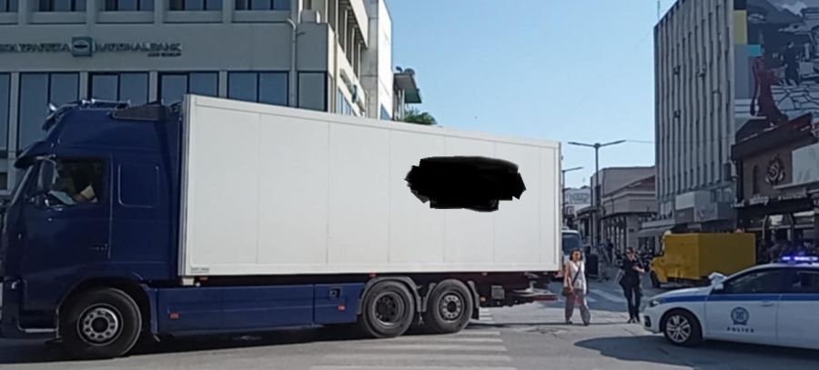 Φορτηγό-ψυγείο χτύπησε ποδήλατο στην κεντρική πλατεία των Τρικάλων – Στο νοσοκομείο νεαρή γυναίκα