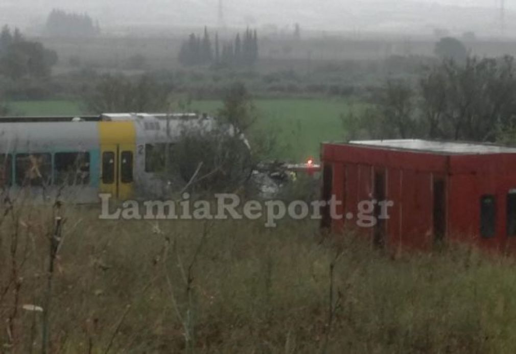 Παράσυρση αυτοκινήτου με τέσσερις επιβάτες από τρένο στη Φθιώτιδα
