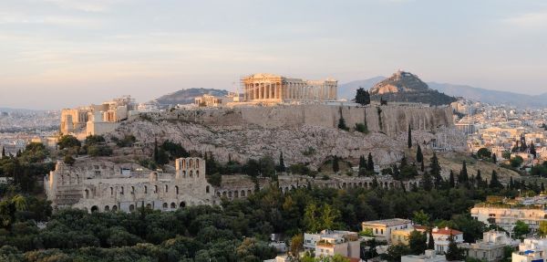 Ελληνικός τουρισμός: Ανοδικές αφίξεις και έσοδα – Πιέσεις στα ξενοδοχεία της Αθήνας