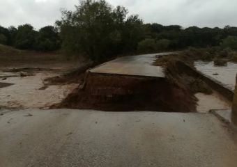 Έπεσε η γέφυρα στο Χολόρεμα Αλμυρού (+Φώτο)