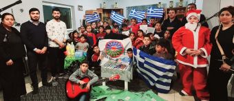 Ρομά Χωρίς Συνορα: "Τσιγγάνος Αη Βασίλης μοιράζει δώρα σε παιδιά Ρομά"